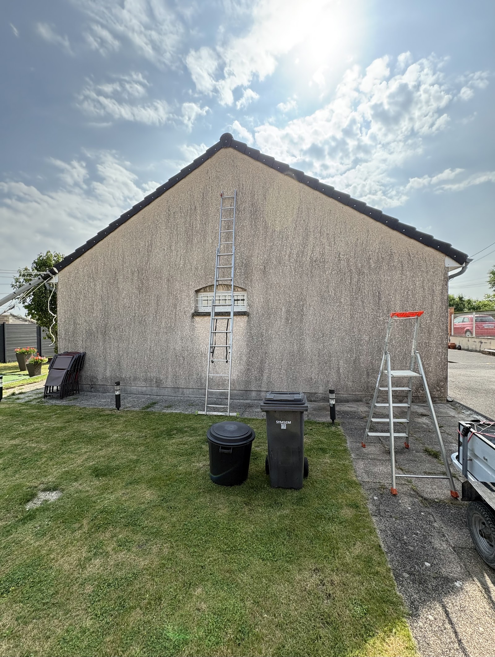 Préparation du nettoyage d'un pignon de maison